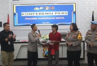 Kapolres Pasuruan Kota AKBP Arief Ardiansyah Prasetya kembalikan motor ke pemiliknya