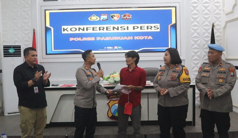 Kapolres Pasuruan Kota AKBP Arief Ardiansyah Prasetya kembalikan motor ke pemiliknya