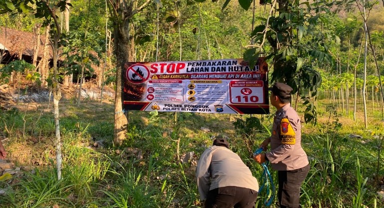 Polres Blitar Kota pasang banner Karhutla