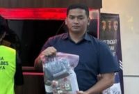 Satresnarkoba Polrestabes Surabaya tunjukkan barang buktinya
