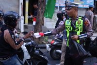 Polres Gresik bagikan bendera Merah Putih