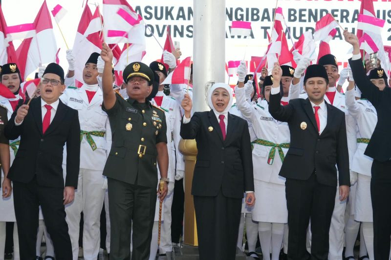 Danrem 084/Bhaskara Jaya Brigjen TNI Kohir saat pengukuhan Paskibraka Jatim