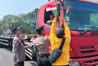 Polres Pelabuhan Tanjung Perak bagi bendera Merah Putih