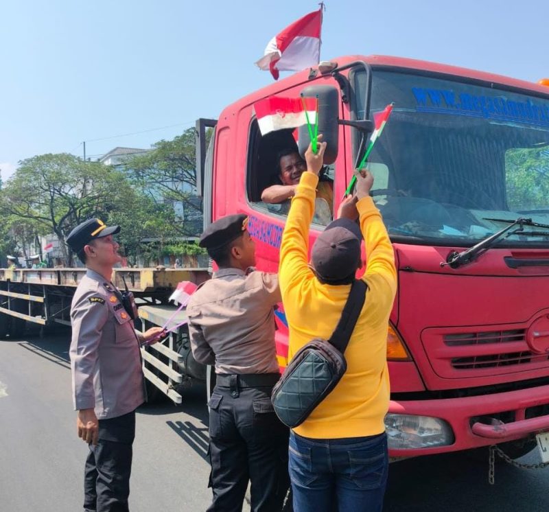 Polres Pelabuhan Tanjung Perak bagi bendera Merah Putih
