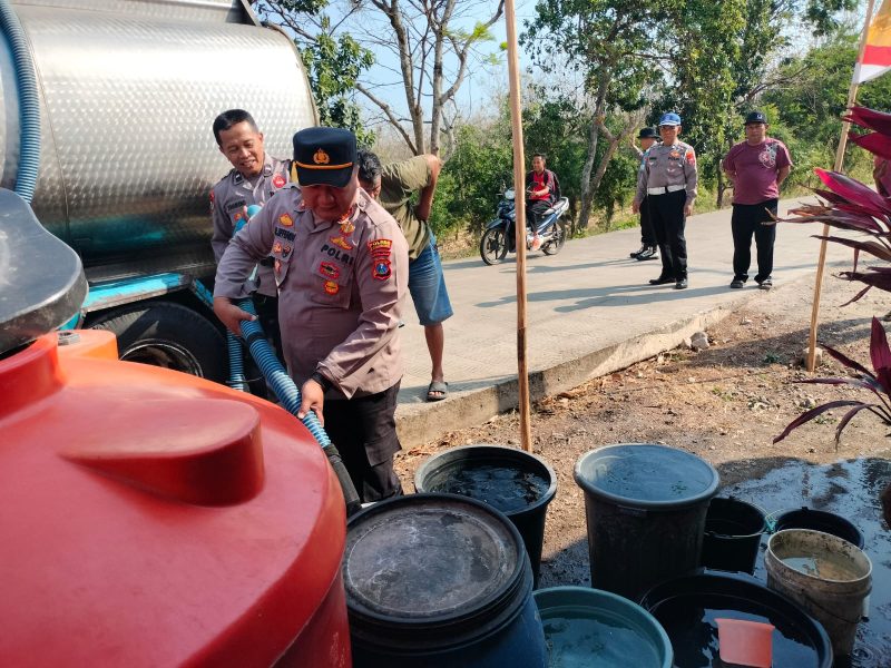 Polres Ponorogo salurkan air bersih ke warga Karangpatihan
