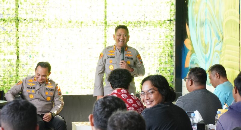 Kapolresta Malang Kota Kombespol Danang Setyo Pambudi Soekarno bersama Media dan Suporter