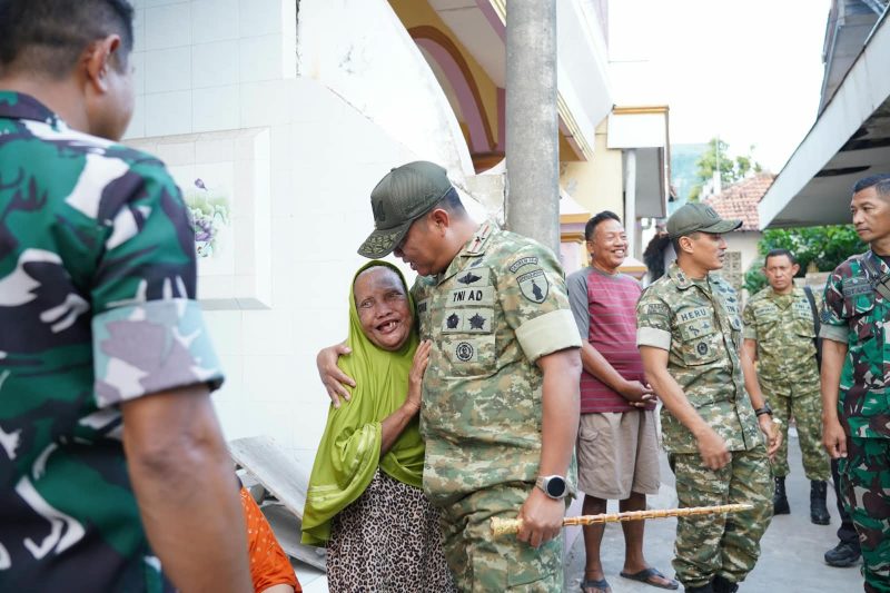 Danrem 084/Bhaskara Jaya Brigjen TNI Kohir bersama Ibu Halimah