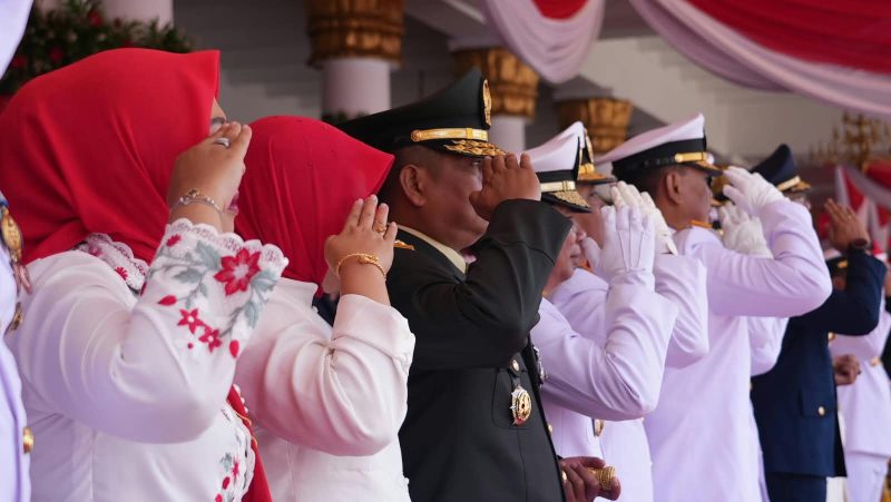 Danrem 084/Bhaskara Jaya Brigjen TNI Kohir ikuti upacara bendera di Gedung Negara Grahadi