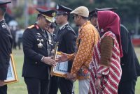 Wakapolda Jatim Brigjen Pol Pasma Royce beri penghargaan usai upacara bendera