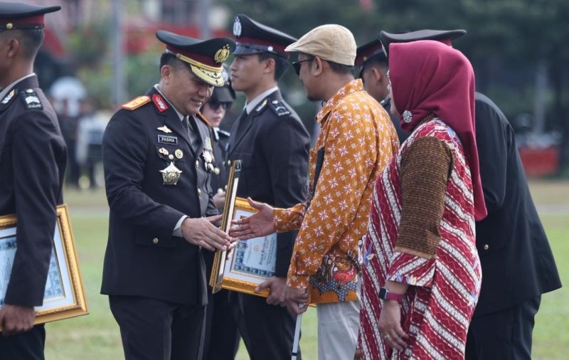 Wakapolda Jatim Brigjen Pol Pasma Royce beri penghargaan usai upacara bendera