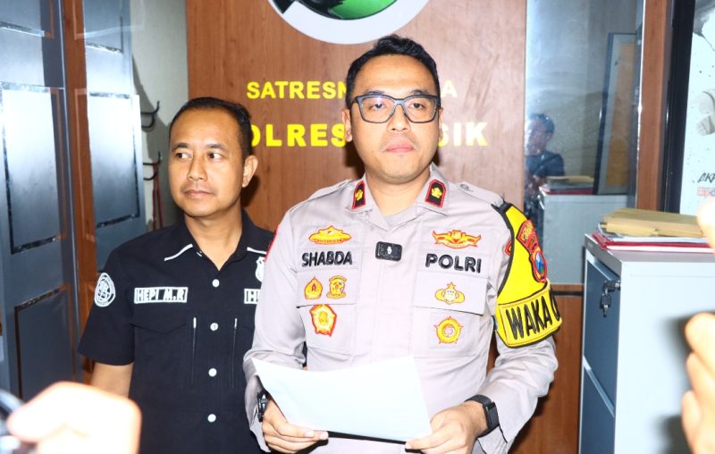 Wakapolres Gresik Kompol Shabda Purusha Putra berikan keterangan