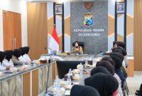 Kapolres Bojonegoro AKBP Yenni Diarty berikan arahan ke Polwan