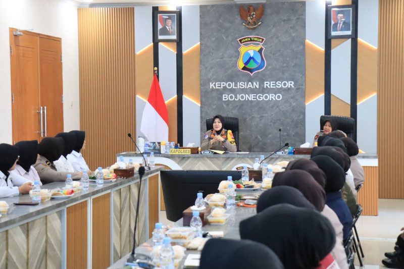 Kapolres Bojonegoro AKBP Yenni Diarty berikan arahan ke Polwan