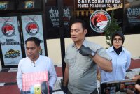 Kasatresnarkoba Polres Pelabuhan Tanjung Perak Surabaya AKP Adik Agus Putrawan berikan keterangan