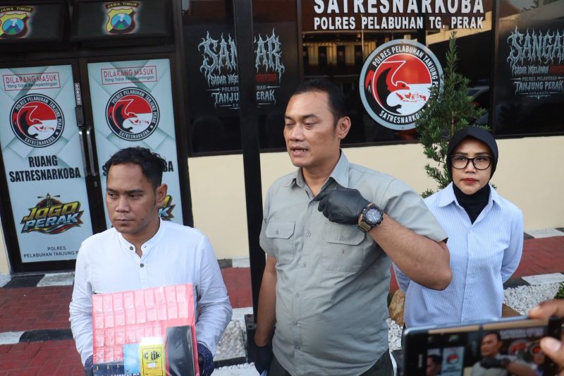Kasatresnarkoba Polres Pelabuhan Tanjung Perak Surabaya AKP Adik Agus Putrawan berikan keterangan