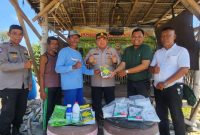 Polres Tanjung Perak salurkan bantuan obat, bibit dan pupuk untuk poktan Nandur Makmur