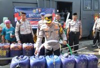 Kapolres Pasuruan Kota AKBP Arief Ardiansyah Prasetyo salurkan air bersih