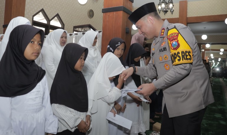 Kapolres Blitar AKBP Ardhy Zul Hasbih Nasution santuni anak yatim
