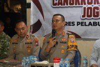 Kapolres Pelabuhan Tanjung Perak Surabaya AKBP Irwan Kurniawan saat acara Cangkrukan Kamtibmas