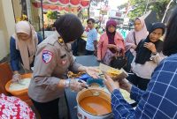 Polresta Malang Kota makan gratis bersama warga