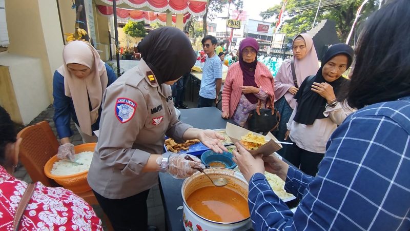 Polresta Malang Kota makan gratis bersama warga