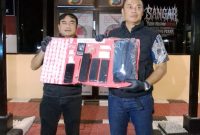 Kasatresnarkoba Polres Pelabuhan Tanjung Perak AKP Adik Agus Putrawan tunjukkan barang buktinya