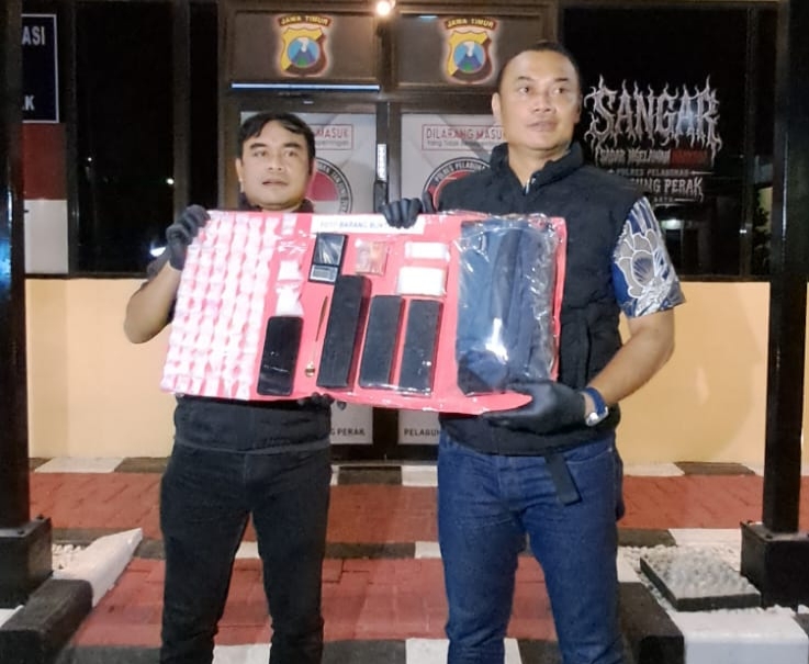 Kasatresnarkoba Polres Pelabuhan Tanjung Perak AKP Adik Agus Putrawan tunjukkan barang buktinya