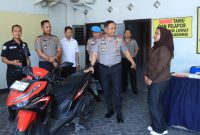 Kapolres Gresik AKBP Ramadhan Nasution kembalikan motor korban