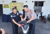 Kapolsek Cerme AKP Taufan Arif Nugroho cek barang bukti