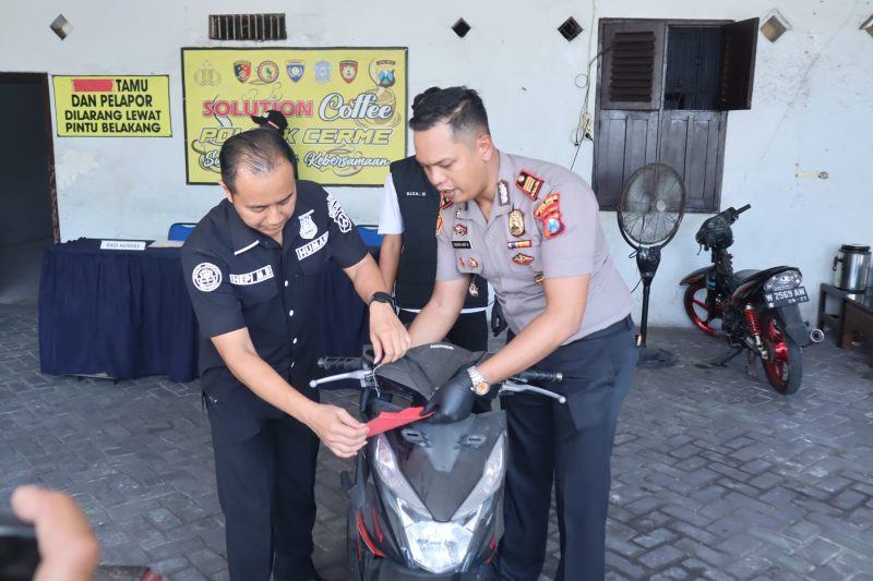 Kapolsek Cerme AKP Taufan Arif Nugroho cek barang bukti