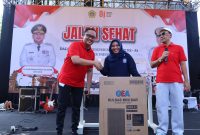 Kapolres Gresik AKBP Ramadhan Nasution serahkan hadiah ke pemenang jalan sehat
