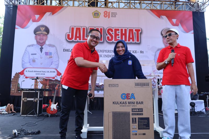 Kapolres Gresik AKBP Ramadhan Nasution serahkan hadiah ke pemenang jalan sehat