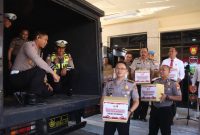 Kapolres Situbondo AKBP Bayu Anuwar Sidiqie bantu korban di NTT