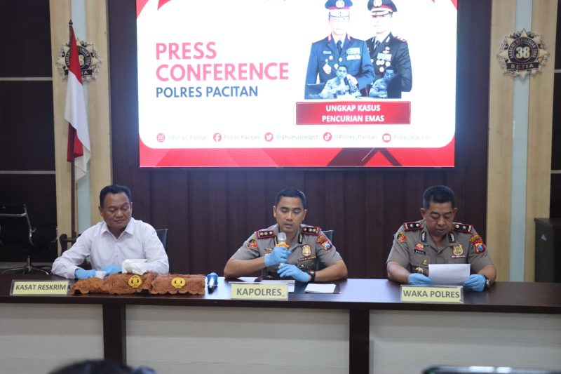 Kapolres Pacitan AKBP Ayub Diponegoro Azhar berikan keterangan