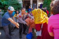 Kapolrestabes Surabaya Kombespol Luthfie Sulistiawan salurkan paket sembako