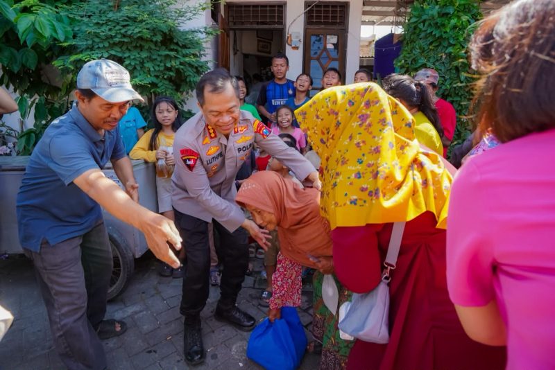 Kapolrestabes Surabaya Kombespol Luthfie Sulistiawan salurkan paket sembako