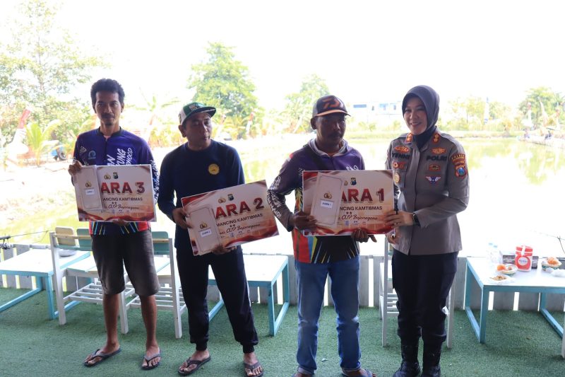 Kapolres Bojonegoro AKBP Yenni Diarty bersama para peserta Mancing Kamtibmas