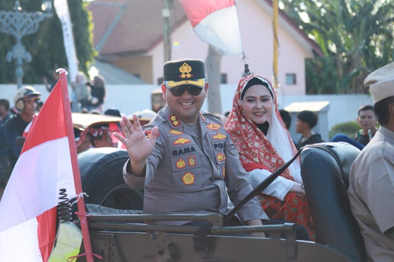 Kapolres Gresik AKBP Ramadhan Nasution naik mobil klasik