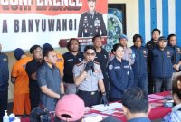 Kapolresta Banyuwangi Kombespol Rofiq Ripto Himawan berikan keterangan