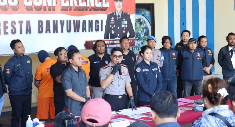 Kapolresta Banyuwangi Kombespol Rofiq Ripto Himawan berikan keterangan