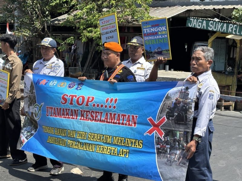 KAI Daop 8 Surabaya sosialisasi di perlintasan