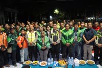Wakapolres Bojonegoro Kompol Ferry Dharmawan bersama Komunitas Ojol