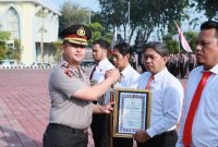 Kapolres Gresik AKBP Ramadhan Nasution beri penghargaan personel berprestasi
