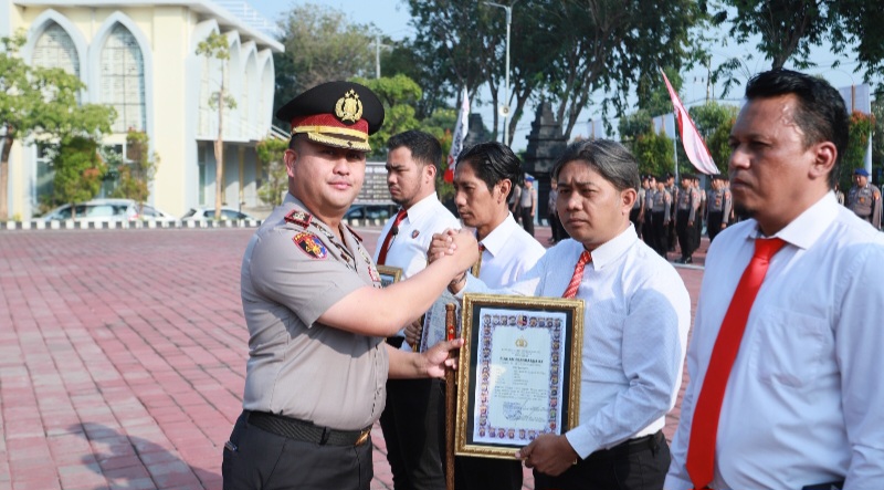 Kapolres Gresik AKBP Ramadhan Nasution beri penghargaan personel berprestasi