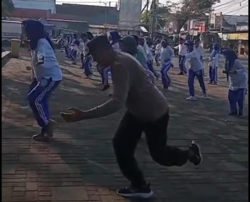 Bhabinkamtibmas senam kesehatan Terapi Ling Tien Kung bersama warga
