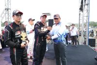 Kapolda Jatim Irjen Pol Nanang Avianto serahkan piala ke pemenang Kejurnas Bhayangkara Sprint Rally