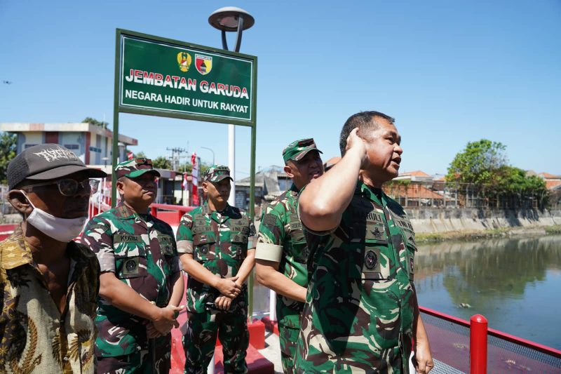 Danrem 084/Bhaskara Jaya Brigjen TNI Kohir dampingi Kasad Jenderal TNI Maruli Simanjuntak cek jembatan Garuda