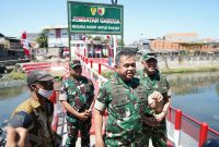 Danrem 084/Bhaskara Jaya Brigjen TNI Kohir dampingi Kasad Jenderal TNI Maruli Simanjuntak cek jembatan Garuda