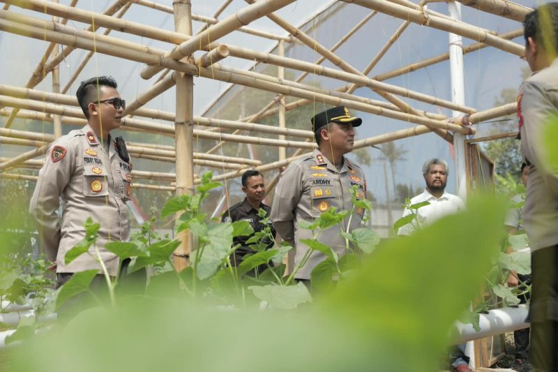 Kapolres Blitar AKBP Ardhy Zul Hasbih Nasution tinjau pemanfaatan lahan produktif