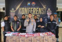 Kapolres Lumajang AKBP Riki Yariandi berikan keterangan